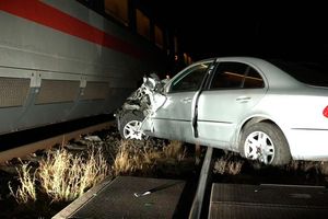 Das Auto stand auf dem Bahnübergang und wurde von einem ICE erfasst. - Foto: Markus Wüllner/dpa