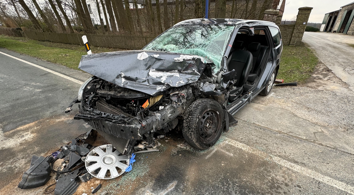 Die Belecker Straße in Anröchte ist ab der B55 in beide Richtungen wegen eines Unfalls gesperrt. Foto: Feuerwehr Anröchte