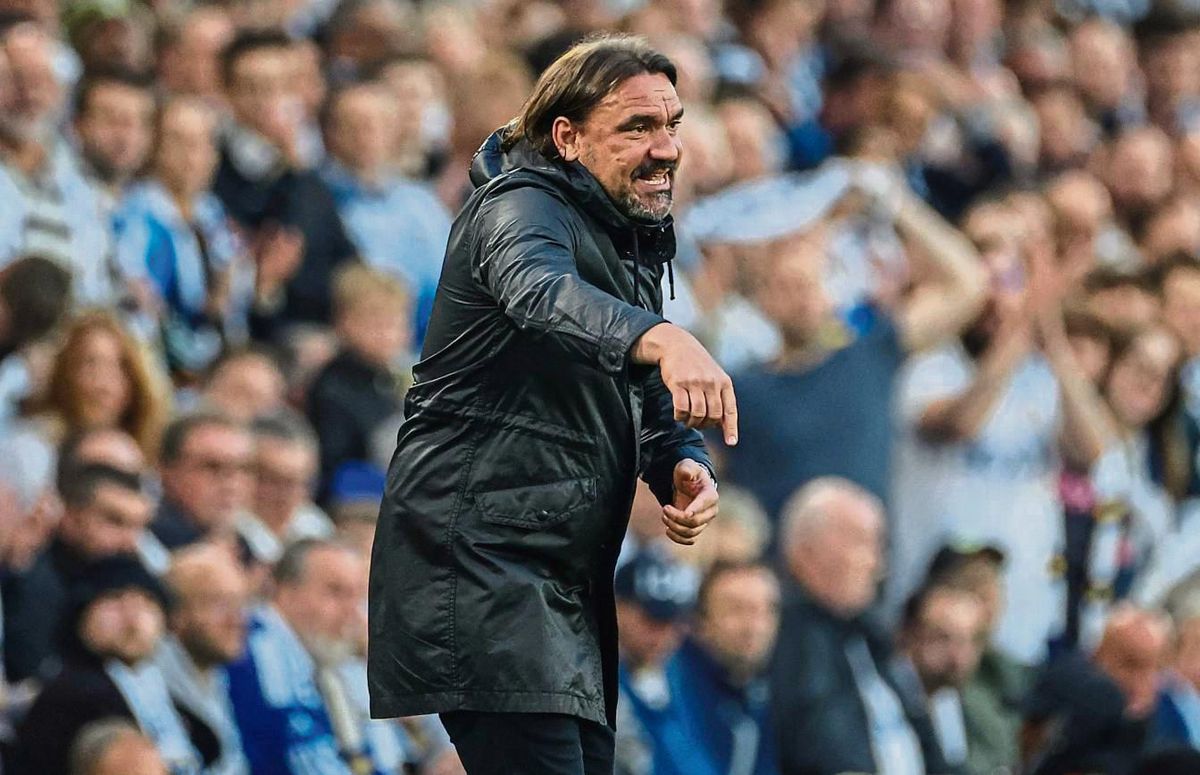 Ne, ne – nicht nach unten. Der Weg geht steil nach oben: Daniel Farke machte mit Leeds United am drittletzten Spieltag den Aufstieg in die Premier League perfekt und schrieb Fußball-Geschichte. Foto: dpa