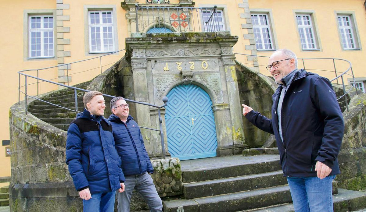 Die Lacher auch bei Archivar Lukas Grawe und Tourismusmanager Klaus-Dieter Hötte (v.l.) auf seiner Seite hat Stadtführer Martin Krüper (r.), wenn er am Alten Rathaus aus dem mittelalterlichen Statutarrecht zitiert. Nun sucht das Stadtführer-Team nach Nachwuchs. Foto: Schönhense