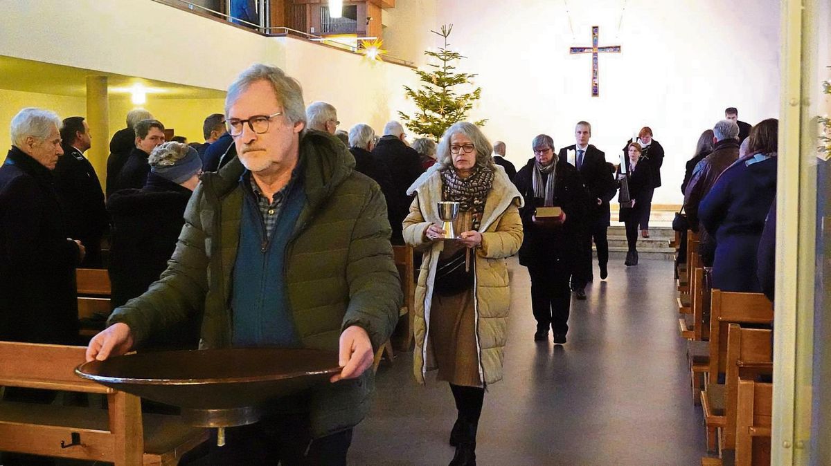 Stiller Auszug nach dem letzten Gottesdienst: Gemeindemitglieder tragen Taufschale, Abendmahlskelch, Bibel, Osterkerze, Orgelbuch und weitere liturgische Gegenstände aus der Christophoruskirche in Lipperbruch. „Ist das furchtbar“, kommentiert eine Gläubige die Entwidmung. Fotos (3): Vielberg