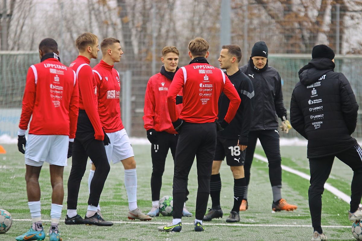 Im letzten Jahr konnte in Dedinghausen wegen des vereisten Platzes nicht gespielt werden. Unverrichteter Dinge mussten der SV Lippstadt (in Rot) und VfB Hilden die Heimreise anreten. Archivfoto: Wiegand