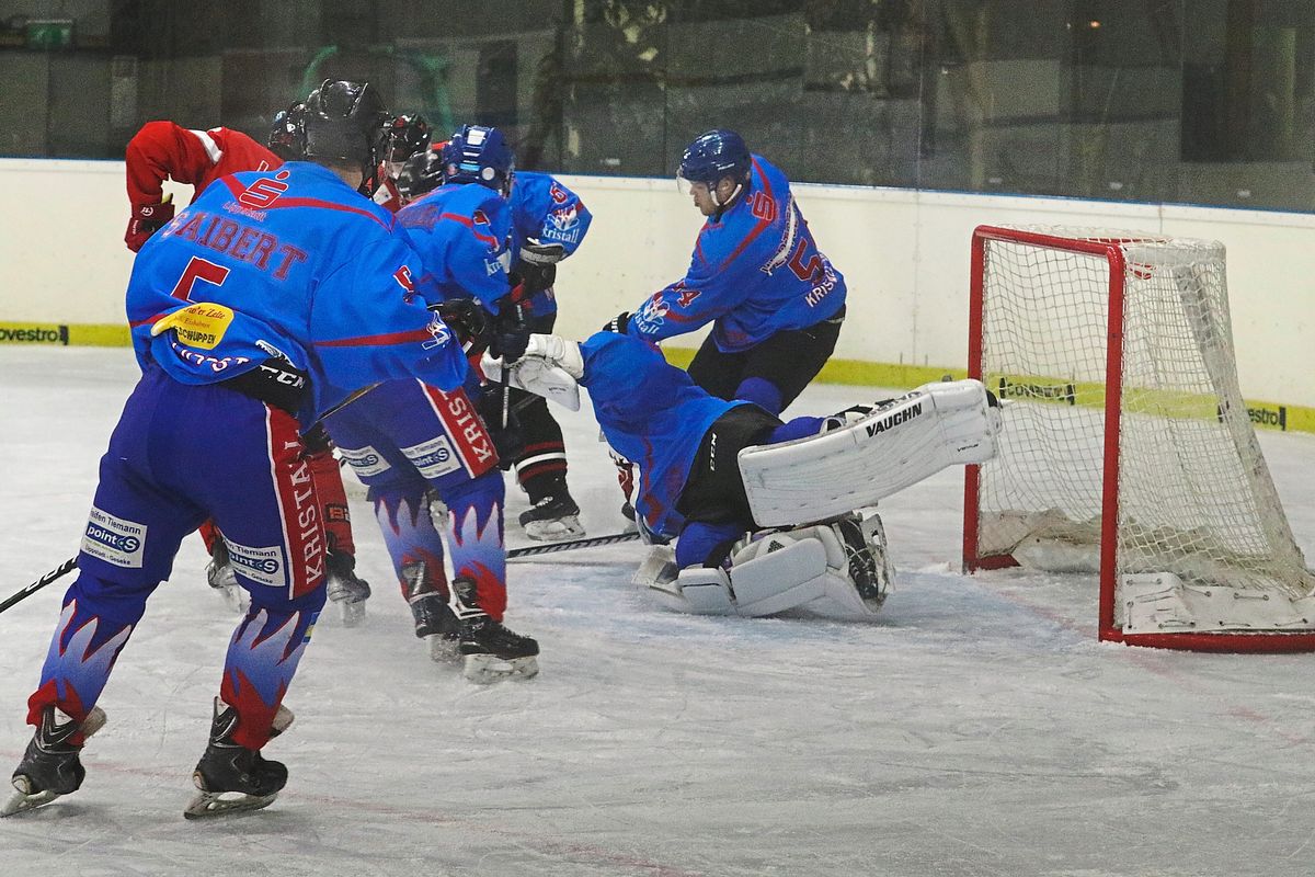 Kristal Lippstadt gewann in der Eishockey-Bezirksliga auch das zweite Kellerderby gegen Moers deutlich mit 8:2. Foto: Lütkehaus 