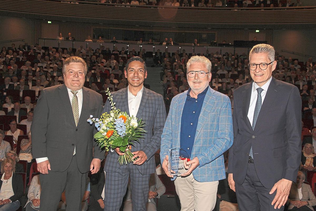Die Geschäftsführer Helmut Friedrich (3.v.l.) und Daniel Verhufen (2.v.l.) nahmen den Preis von Volksbank-Vorstand Stefan Hoffmann (r.) und Bürgermeister Arne Moritz entgegen.Foto: Schwade