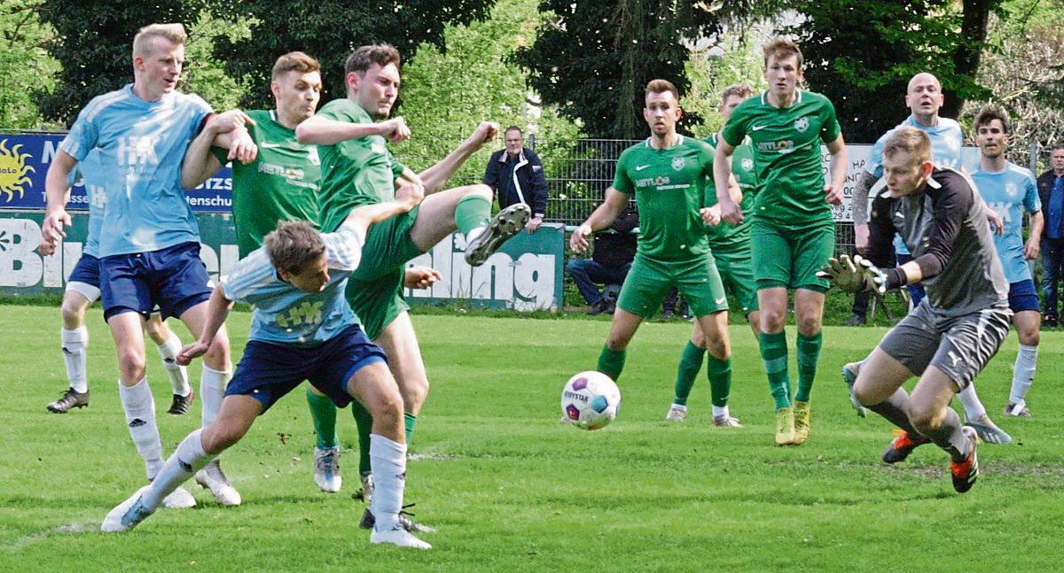 Der SuS Cappel und der FC Mönninghausen (in Blau) trennten sich nach 90 spannenden Minuten 3:3. Die Gäste nahmen den Punkt gern mit. Aber auch Cappels Trainer Polder war mit der Leistung seiner Elf zufrieden. Die hatte zur Pause noch 1:3 zurückgelegen. Foto: Schlink