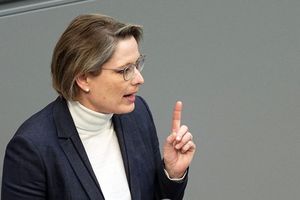 Bundesjustizministerin Stefanie Hubig ist gegen eine Klarnamenpflicht. (Archivbild) - Foto: Michael Kappeler/dpa