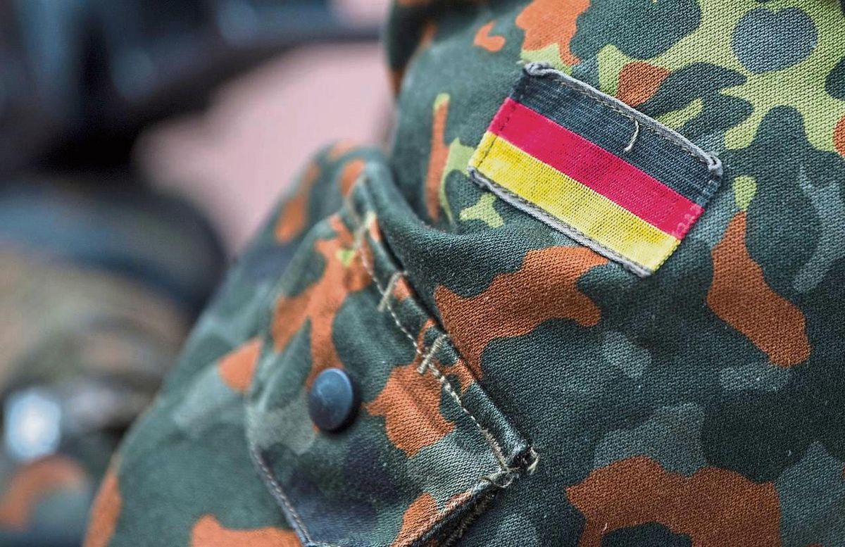 Für die Zehntklässler der Sekundarschule Anröchte wird 2025 das Jahr ihres Abschlusses sein. Ein paar von ihnen könnten sich vorstellen, danach zur Bundeswehr zu gehen. Fotos: dpa/Frenz