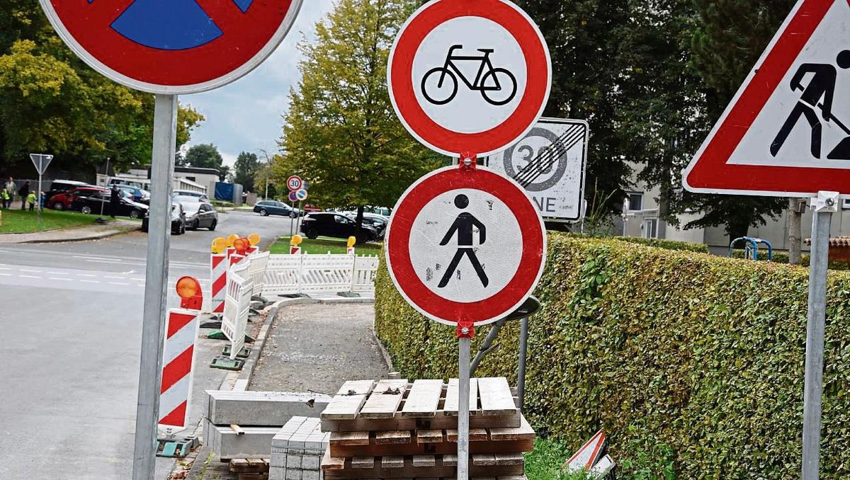 Fußgänger sollen verständlicherweise nicht über die Baustelle rennen. Dass aber keine Umleitung für sie eingerichtet wurde, kritisierte jetzt die Geseker BG. Foto: Kossack
