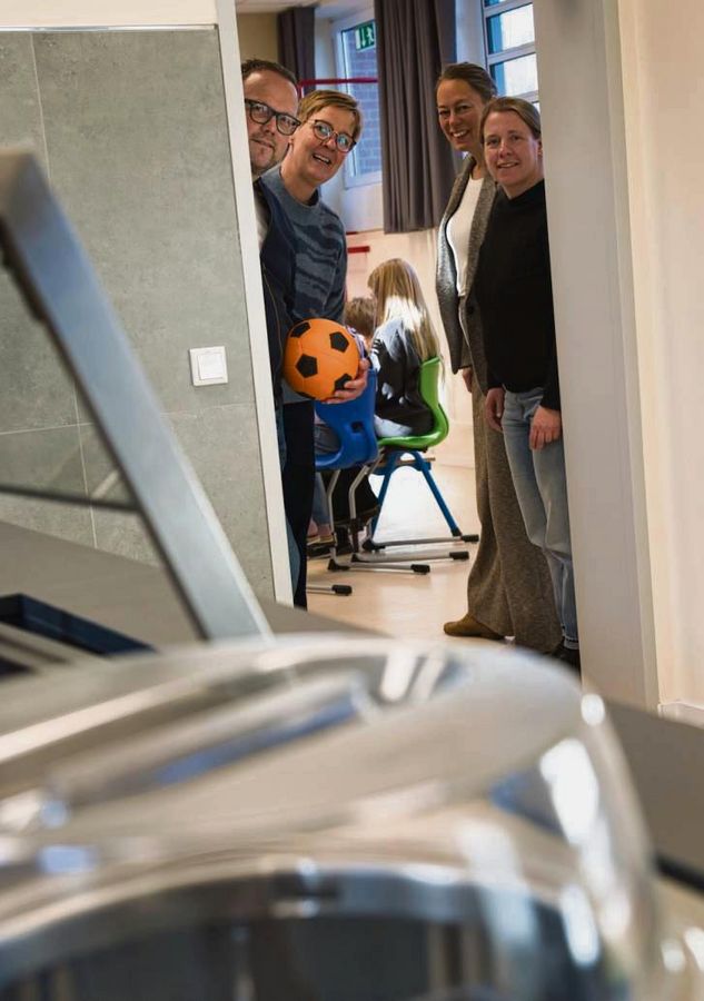 Begutachteten die neuen Räume (v.l.): Bürgermeister Alfred Schmidt, die stellvertretende Schulleiterin Christina Holzdeppe, Schulleiterin Sonja Kleine und Dorothea Schlüter vom Bauamt machten sich auf zur Besichtigungstour.