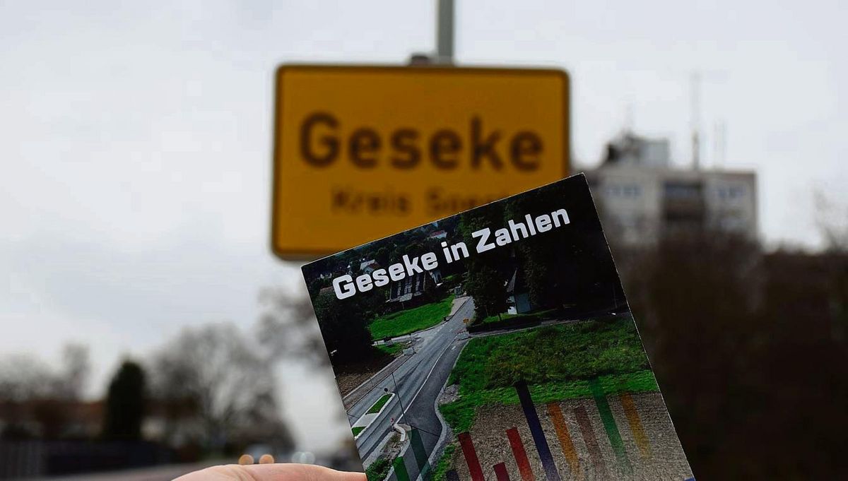 Zahlen und Tabellen über die Geseker Bevölkerung und die städtischen Finanzen sind in dem Heftchen enthalten. Foto: Kossack