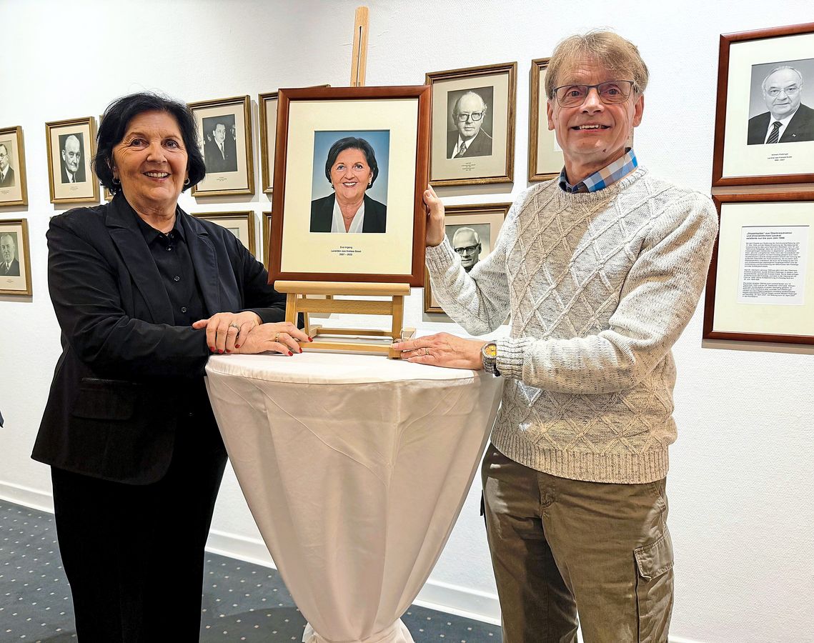 In der männerdominierten Ahnengalerie der Landräte sticht Unions-Politikerin Eva Irrgang zukünftig hervor: Ihr Portrait ist auf eigenem Wunsch das erste in Farbe. Als Fotograf kam für sie nur Thomas Weinstock (r.) in Frage: „Er und niemand anders.“ Foto: Ursula Vielberg