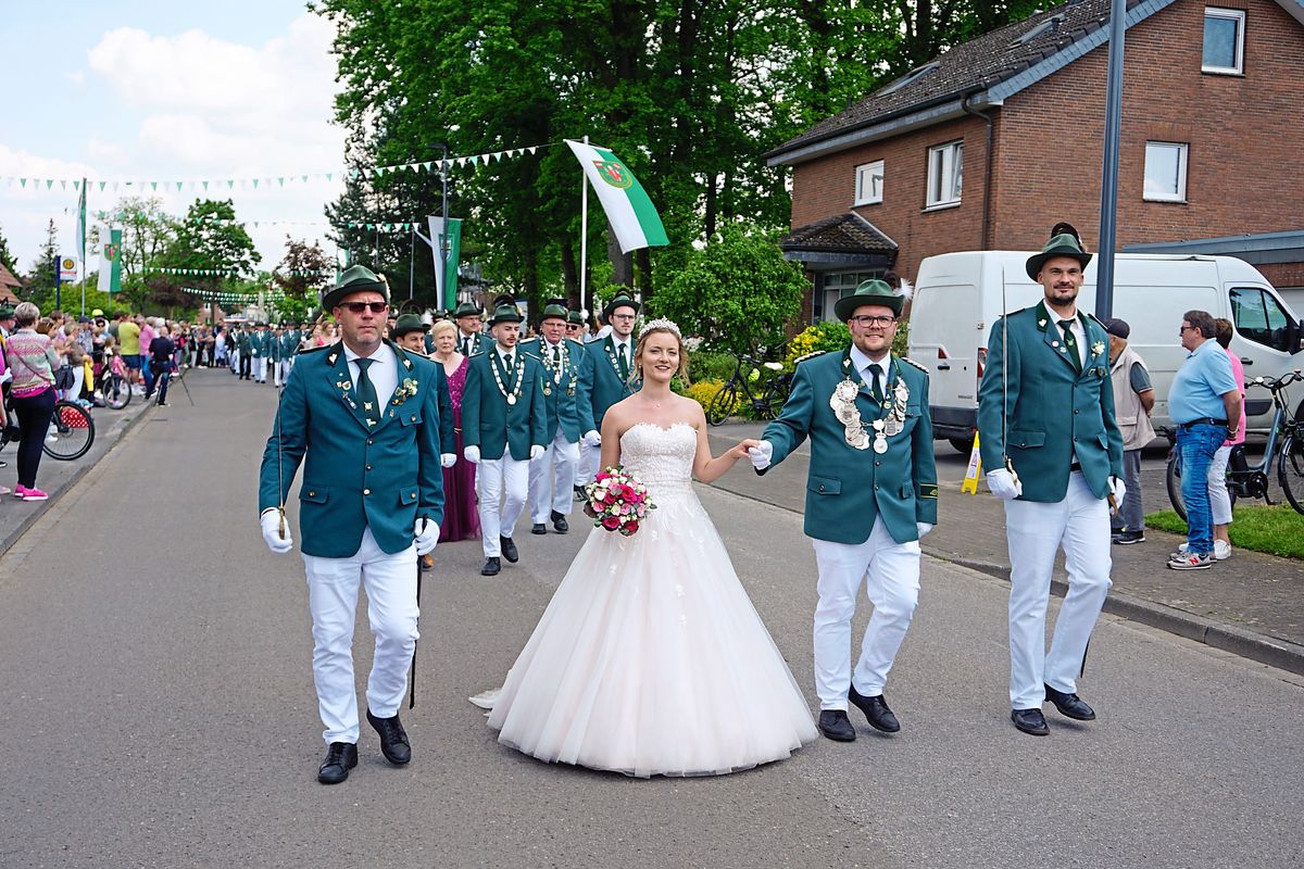 Glänzende Gastgeber! Angeführt wird der rund drei Kilometer lange Jubiläumsfestumzug vom Königspaar der Schützenbruderschaft St. Clemens – Michelle Schroer und Florian Stange. Fotos: Cegelski