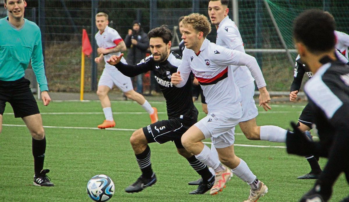 In der ersten Halbzeit bekam der SV Lippstadt (in Weiß, v.l. mit Kaiser, Holtkamp, am Ball, und Rebronja) klar seine Grenzen aufgezeigt. Nach der Pause wirkte das Lippstädter Spiel dann etwas kompakter. Drittligist SC Verl kam da nur noch zu einem weiteren Treffer. Fotos: Heinke