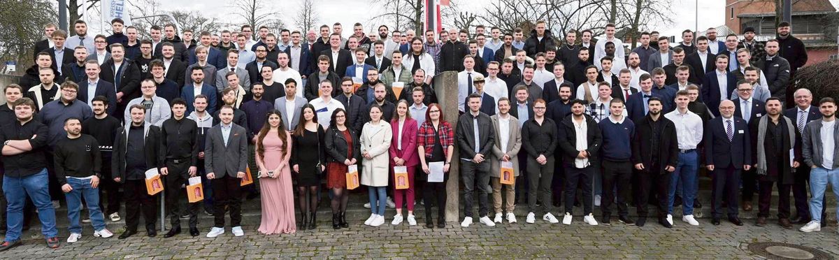 Bei der Freisprechungsfeier in der Soester Stadthalle erhielten die jungen Männer und Frauen am Sonntag ihre Gesellenbriefe. Fotos: Dahm