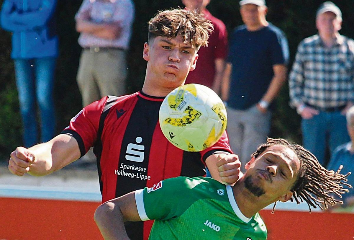 Lieferte sich mit seinem Gegenspieler Melvin Musangu einige rassige Zweikämpfe, aus denen Louis Neugebauer (l.) meist aber als zweiter Sieger hervorging. Es war nicht das Spiel des 21-jährigen Offensivmannes des SV Lippstadt. Aber auch das kommt vor. Fotos: Heinke