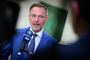 Christian Lindner verteidigt die in der Regierung umstrittenen FDP-Vorschläge für eine «Wirtschaftswende». - Foto: Bernd von Jutrczenka/dpa
