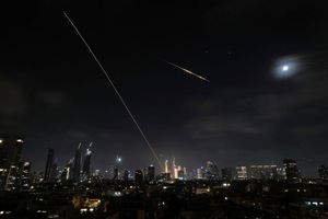 Seit Freitag überziehen sich Israel und der Iran mit Raketenangriffen. - Foto: Leo Correa/AP/dpa