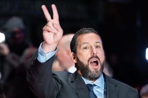 Hat gut lachen und Grund für eine Siegerpose: Adam Sandler ist mit «Happy Gilmore 2» ein erfolgreiches Sequel gelungen. (Archivbild) - Foto: Hannes P. Albert/dpa
