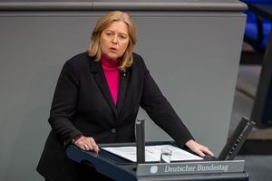 Bundesarbeitsministerin Bärbel Bas (SPD) verteidigt das Rentenpaket. - Foto: Michael Kappeler/dpa