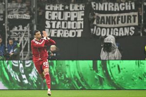 Kein großer Jubel: Der ehemalige Frankfurter Ekitiké nach dem 1:1 - Foto: Arne Dedert/dpa