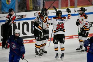 Deutschlands Spielerinnen bejubeln das Führungstor - Foto: Peter Kneffel/dpa