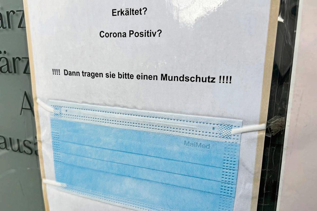 Das hausärztliche MVZ C/O Medic in der Gartenstraße weist an der Eingangstür deutlich darauf hin, dass die Praxis bei Erkältungssymptomen oder einer Corona-Infektion ausschließlich mit Maske zu betreten ist. Foto: Frenz