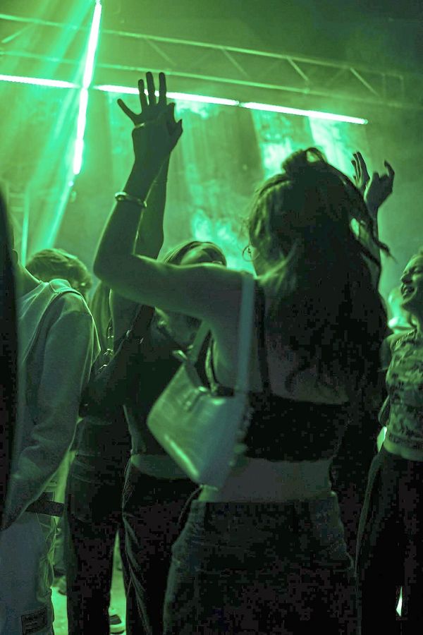 Die Eventplaner von Blackout Lippstadt wollen Club-Vibes in der südlichen Schützenhalle erzeugen.