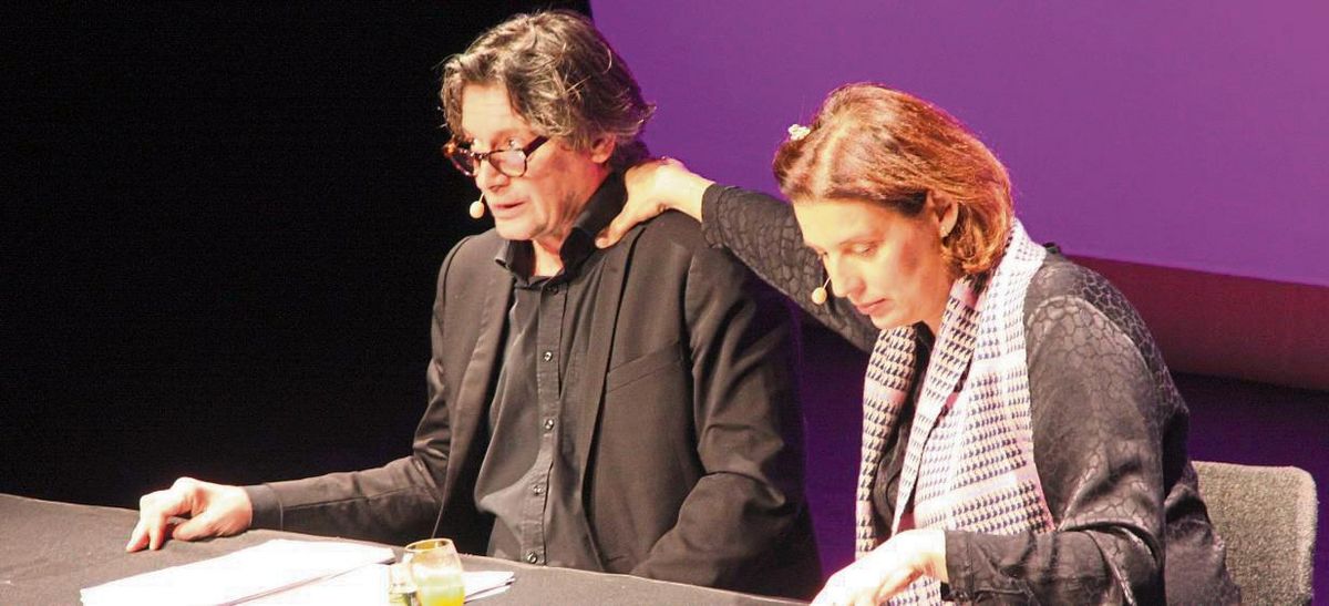 Das Schauspielerpaar Elena Uhlig und Fritz Karl lieferte den Zuschauern im Stadttheater ein Programm mit viel Spontaneität, Witz und Lebendigkeit zum Thema Beziehungsleben. Fotos: Wissing