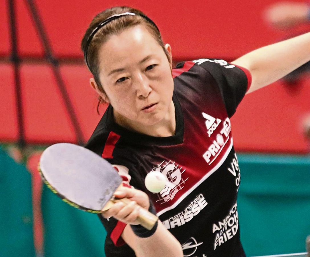 Wachablösung an der Position eins des TTK Anröchte. In der Rückserie wird Aimei Wang (Foto) für Jing Tian-Zörner am Spitzenbrett spielen. Auch Yang Henrich wurde befördert und rückt ins obere Paarkreuz auf. Foto: Wiegand