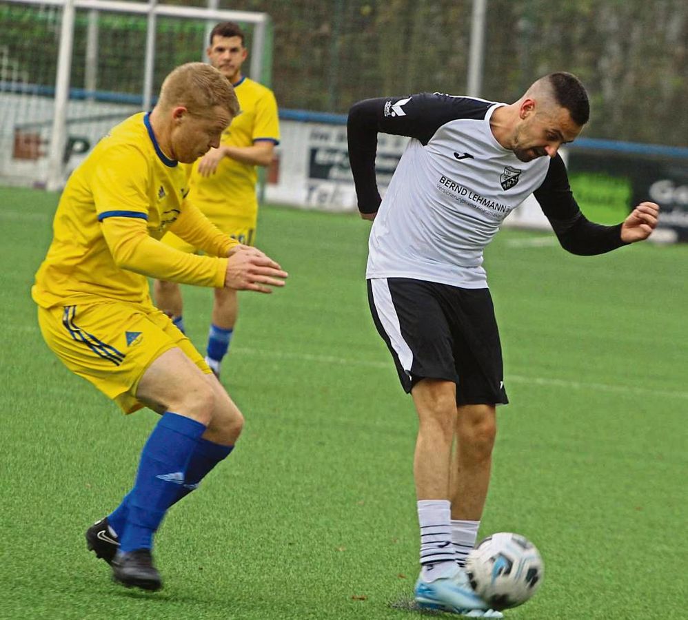 Mit 2:1 behielt der TuS Ehringhausen (in Gelb) beim TSV Rüthen die Oberhand und wusste dabei auch über weite Strecken spielerisch zu überzeugen. Foto: Brand