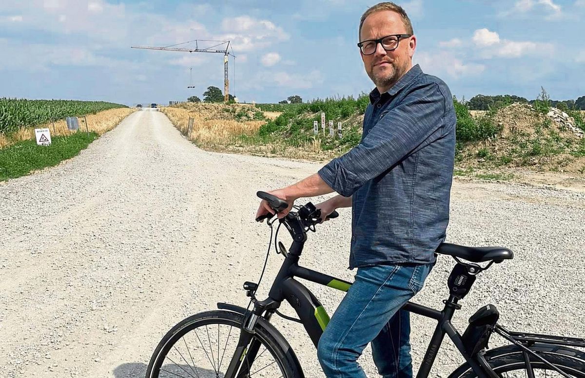 Hinter dem Wald-Freibad wird ein Windrad gebaut: Glücklich ist Alfred Schmidt darüber nicht. Foto: Rückert