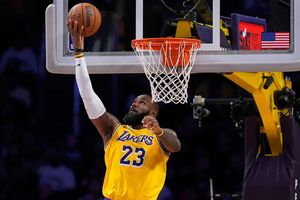 Basketball-Superstar LeBron James und die Los Angeles Lakers sollen einen neuen Eigentümer bekommen. - Foto: Mark J. Terrill/AP/dpa