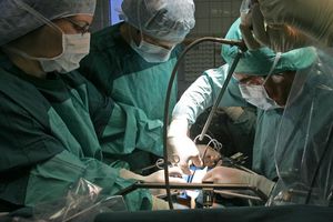 In Deutschland warten über 8.000 Menschen auf eine Organspende, vielfach schon seit Jahren. - Foto: Jan-Peter Kasper/dpa-Zentralbild/dpa