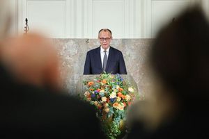 Kanzler Merz bezeichnete Friedrich von Metzler als «herausragenden Bankier» und «Menschenfreund». - Foto: Hannes P. Albert/dpa