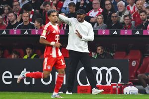 Vincent Kompany (r) gönnt dem gesperrten Luis Díaz einen Kurzurlaub. - Foto: Sven Hoppe/dpa
