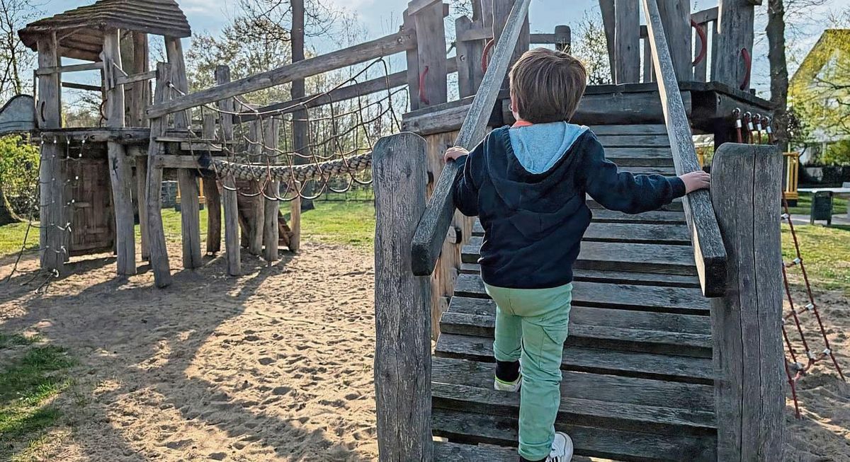 Spielplatz Hellinghausen: Ein Geländer an der Treppe reicht schon, um den Kletterturm zu erklimmen. Foto: Raestrup