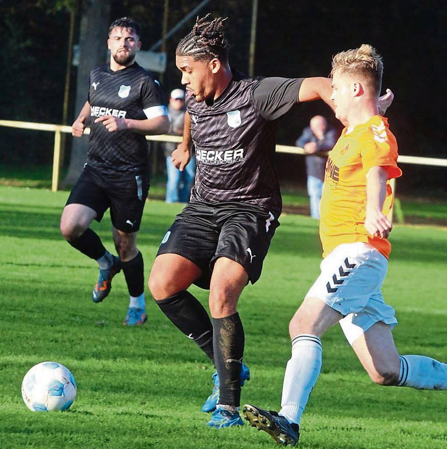 Luca Halm vom SC Lippstadt (schwarzes Trikot) war einer der Aktivposten der SCL-Offensive und erzielte zwei Tore im Spiel gegen den VfL Hörste/Garfeln. Foto: Brand