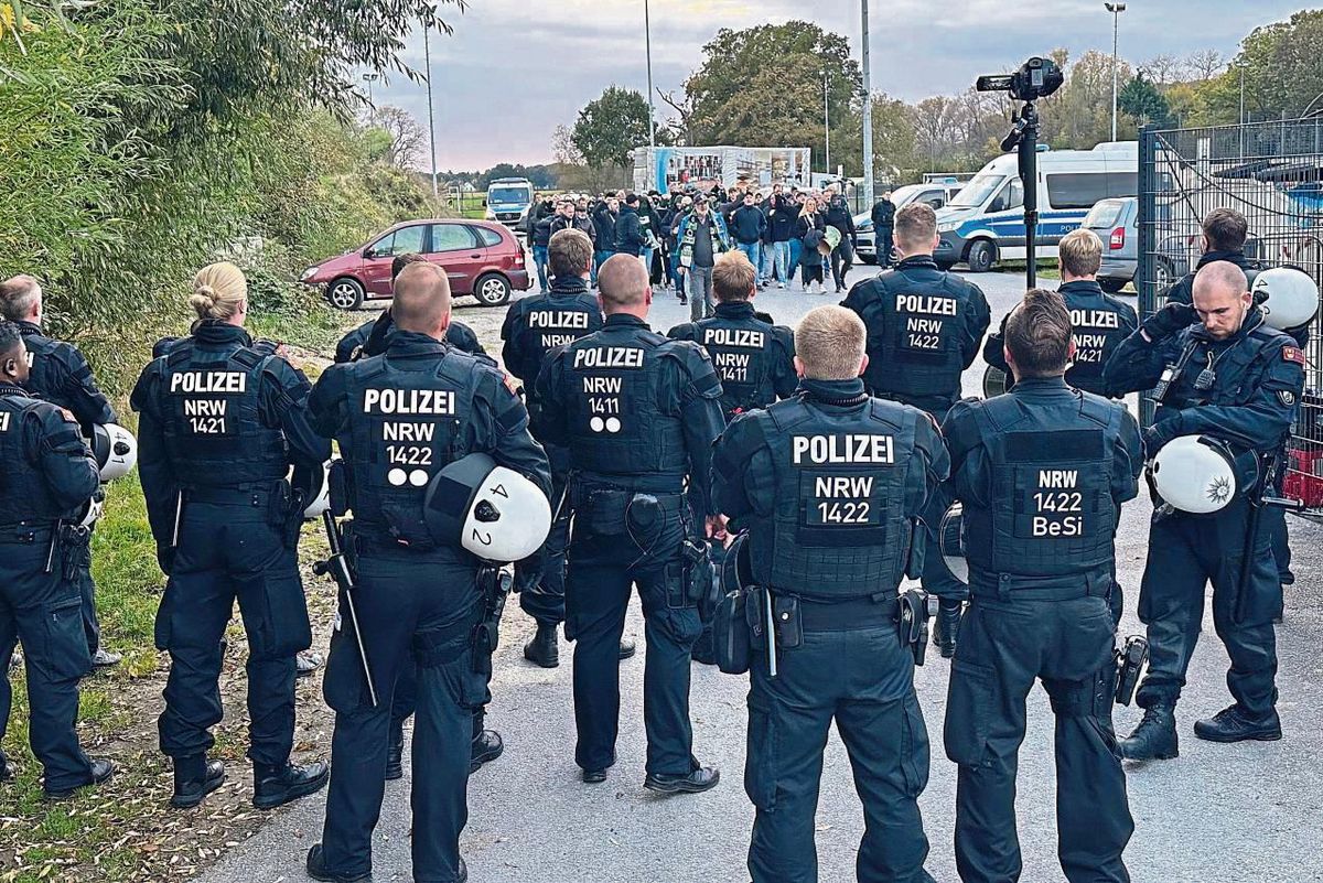 Ein Risikospiel war auch das Pokal-Derby zwischen dem SV Lippstadt und FC Gütersloh Mitte Oktober des vergangenen Jahres. Die Polizei zeigte reichlich Präsenz rund um die Liebelt-Arena. Foto: Cegelski