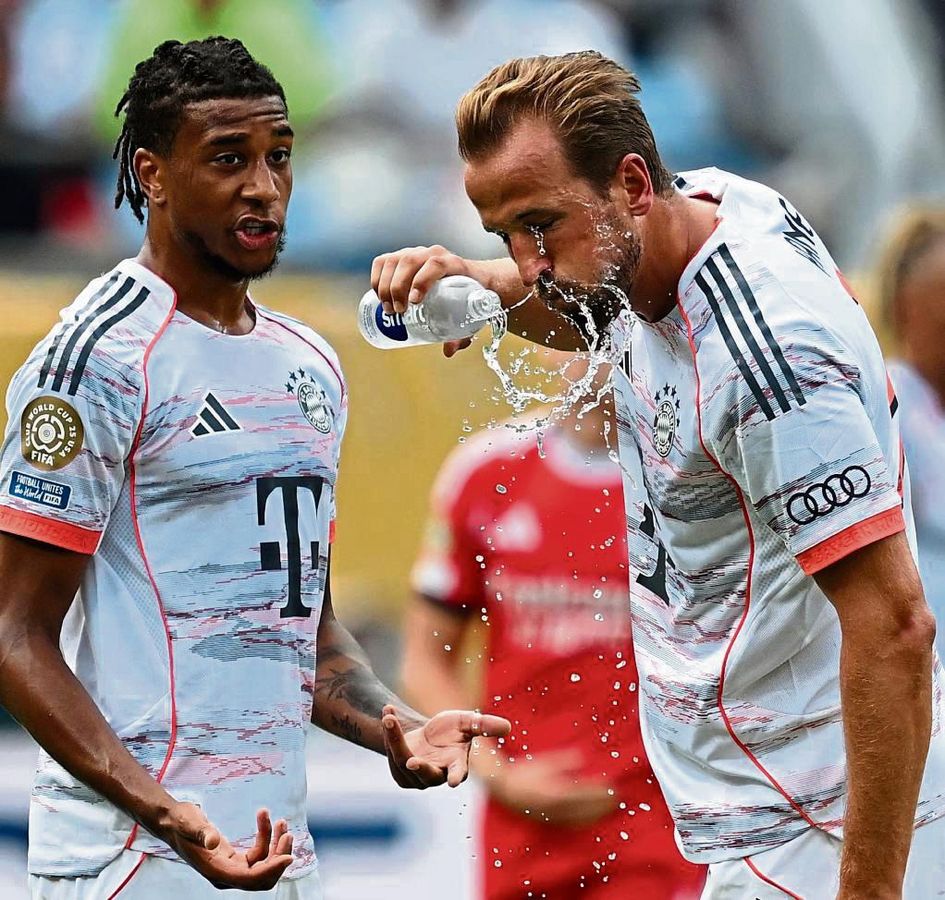 Eine ganz heiße Kiste, zumindest witterungstechnisch, ist die Klub-WM in den USA mit 32 Mannschaften von verschiedenen Kontinenten auch für Harry Kane (r.) und seinen Teamkollegen Michael Olise (l.) vom FC Bayern München. Foto: dpa