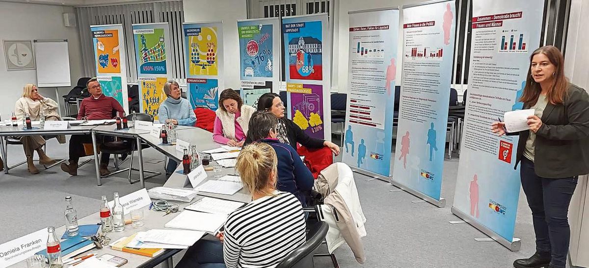 Mehr Frauen in die Politik: Das ist das Ziel von Kampagnen und Fortbildungsveranstaltungen, die die Gleichstellungsbeauftragte Daniela Franken (r.) wiederholt organisiert hat. Hier präsentiert sie im Gleichstellungsbeirat die Ausstellung zum Thema „Zusammen – Demokratie braucht Frauen und Männer“. Foto: Heienbrok