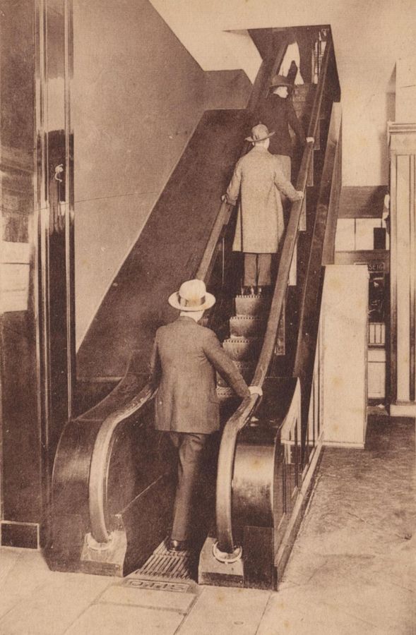 Eine Postkarte aus dem Kölnischen Stadtmuseum zeigt die erste deutsche Rolltreppe im Kölner Kaufhaus Tietz im Jahr 1925. - Foto: Kölnisches Stadtmuseum/dpa
