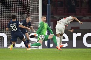 Luis Díaz (r) erzielt das frühe 1:0 für Bayern. - Foto: Federico Gambarini/dpa