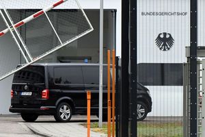 Der Beschuldigte wurde zum Ermittlungsrichter des BGH nach Karlsruhe gebracht. - Foto: Uli Deck/dpa