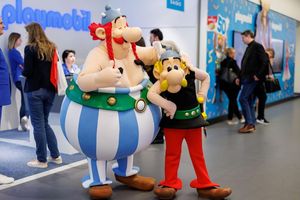 Der große Gallier Obelix ist neben seinem besten Freund Asterix eine der Hauptfiguren des Kult-Comics, den René Goscinny und Albert Uderzo 1959 gemeinsam geschaffen hatten. (Archivbild) - Foto: Daniel Karmann/dpa