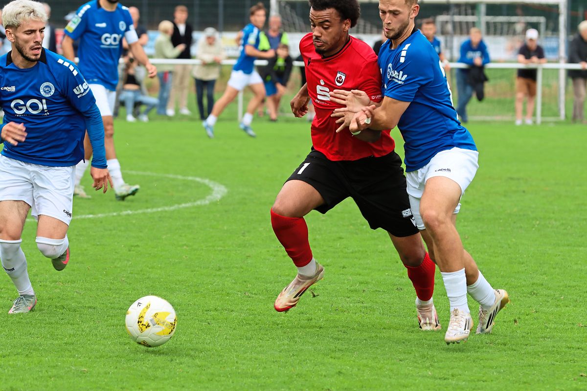 Der SV Lippstadt (in Rot) will seine Heimspiele in der Oberliga Westfalen wenn möglich am Freitag oder Samstag austragen. Fünf Partien wurden bereits vorverlegt. Foto: Lütkehaus