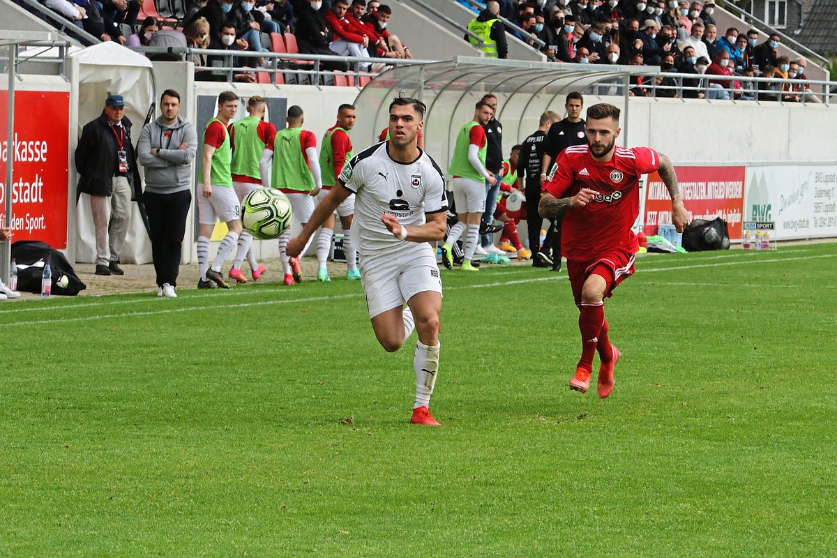 Geballte Erfahrung für den SV Lippstadt: Cinar Sansar (l., zuletzt vereinslos) hat weit über 100 Regionalliga-Spiele bestritten. Der 30-Jährige kam 2020 vom SC Verl zum SV Lippstadt und kehrt nun zurück an den Bruchbaum. Archivfoto: Lütkehaus