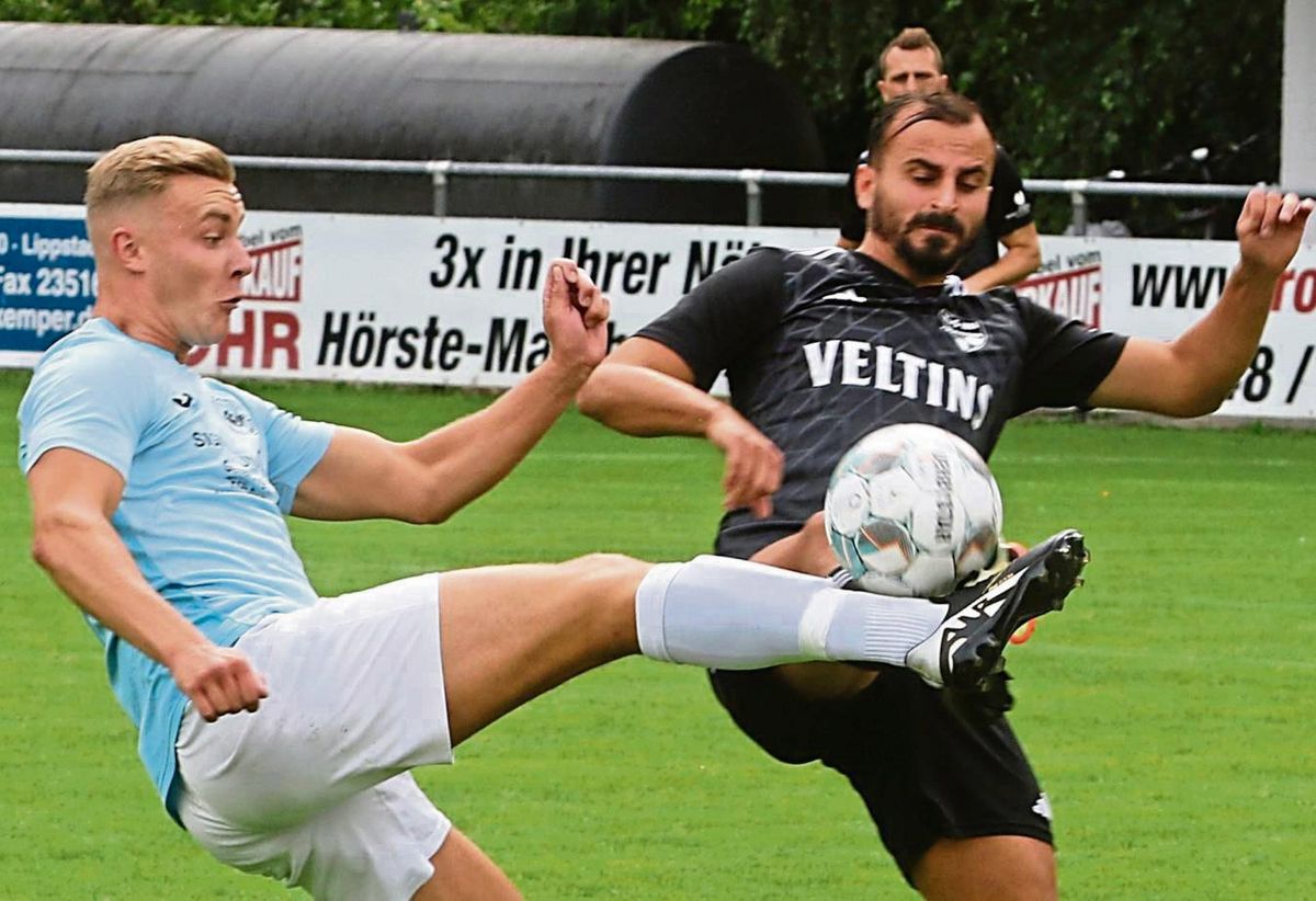 Die Kicker des VfL Hörste/Garfeln (in Blau) wehrten sich gegen den Landesligisten TuS Sundern nach Kräften, mussten aber trotz guter Leistung eine 1:3-Niederlage hinnehmen. Foto: Lütkehaus