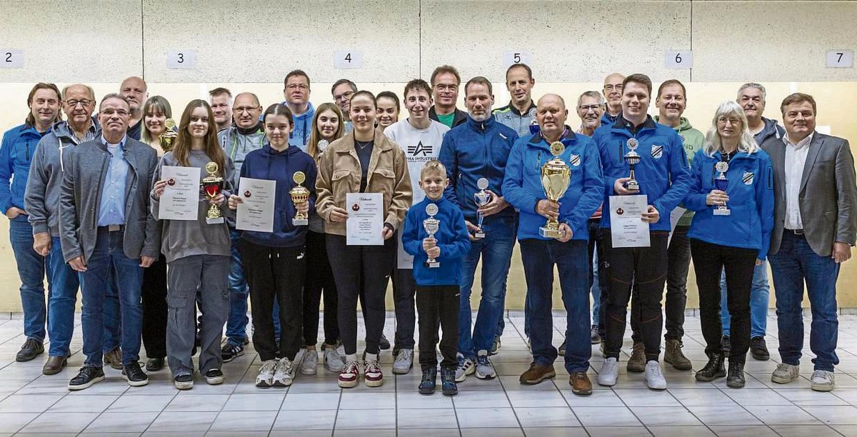 Ob groß, ob klein: Bei den Stadtmeisterschaften der Sportschützen in Lipperbruch mischten alle Altersklassen mit. Nach der Siegerehrung stellten sich die Beteiligten – gemeinsam mit den Ehrengästen – zum Gruppenfoto auf.