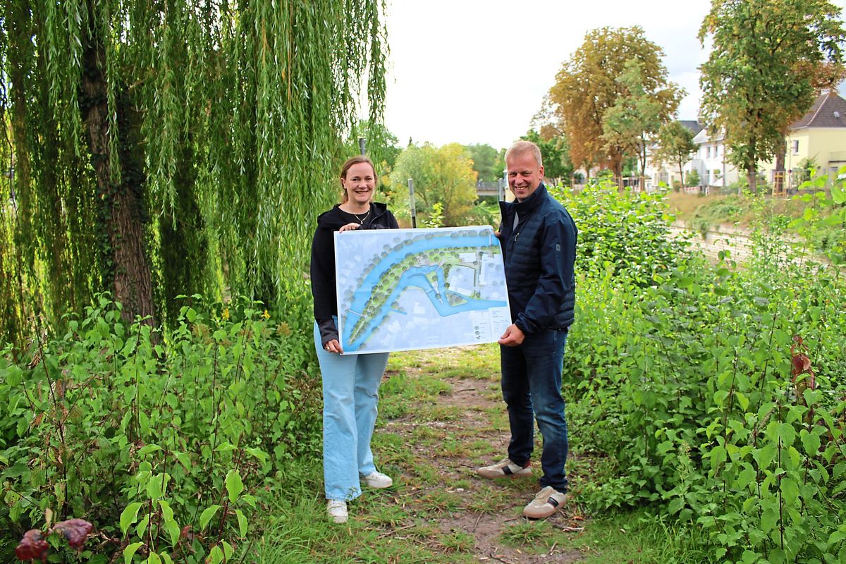 Judith Steffens und Christian Kleineheilmann von der Stadtverwaltung Lippstadt erklären, wann und wie es mit der Gestaltung der Grünfläche an der Kanustrecke weitergeht.