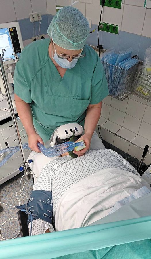 Die VR-Brille ermöglicht es der Patientin während des lokalen operativen Eingriffs in virtuelle Welten abzutauchen.